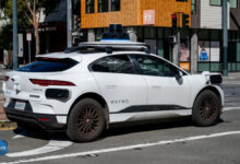 رباتاکسی خودران Waymo در حال سوار کردن مسافر در فرودگاه بین‌المللی سن خوزه