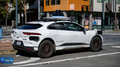 رباتاکسی خودران Waymo در حال سوار کردن مسافر در فرودگاه بینالمللی سن خوزه