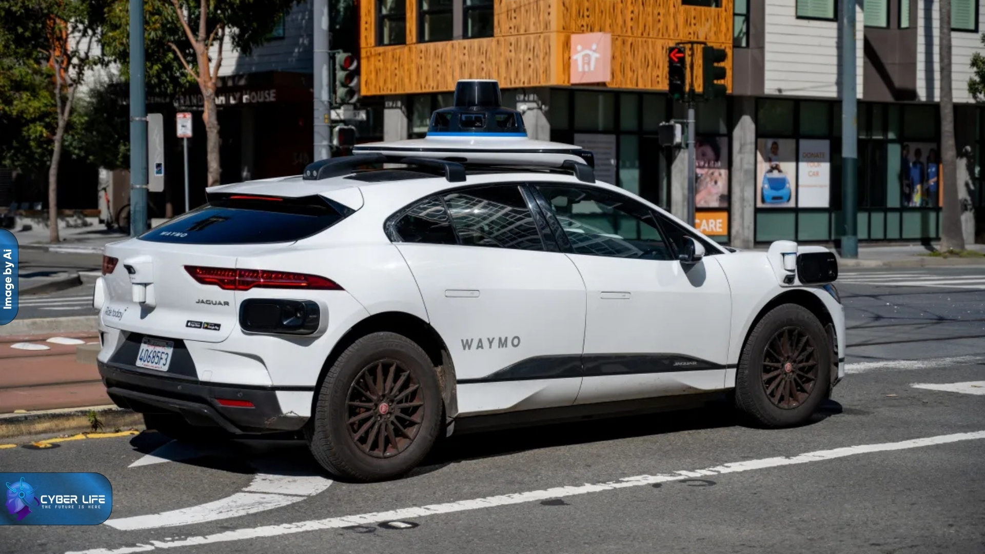رباتاکسی خودران Waymo در حال سوار کردن مسافر در فرودگاه بین‌المللی سن خوزه