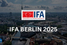 : IFA 2025 انقلاب هوش مصنوعی در هر گوشه‌ای از فناوری، از لپ‌تاپ‌ها و بازی‌ها تا خانه‌های هوشمند آینده مقدمه: دروازه‌ای به آینده‌ای هوشمندتر در IFA 2025 درود بر همراهان همیشگی سایبرمگ! نمایشگاه IFA، که همواره یکی از معتبرترین ویترین‌های فناوری جهان محسوب می‌شود، در سال 2025 میلادی، نویدبخش تغییراتی عمیق و بنیادین است. طبق پیش‌بینی‌های کارشناسان و گفتگوهای اختصاصی با مدیرعامل IFA برلین، آقای لیف لیندنر، می‌توان گفت که IFA 2025 نه تنها یک رویداد تکنولوژی، بلکه نقطه عطفی در تاریخ هوش مصنوعی و کاربردهای آن خواهد بود. برای مدتی طولانی، هوش مصنوعی (AI) بیشتر به یک "شروع‌کننده بی‌نتیجه" شبیه بود؛ سیستمی هوشمند اما نه به اندازه کافی. اما اکنون، با سیگنال‌هایی که از رویدادهای بزرگی چون CES 2025، MWC 2025، Computex 2025 و Gamescom 2025 دریافت کرده‌ایم، به نظر می‌رسد لحظه موعود فرا رسیده است. IFA 2025 قرار است شاهد نمایش کاربردهای واقعاً مفید و ملموس هوش مصنوعی در تمامی جنبه‌های زندگی و فناوری باشد. از فناوری‌های خانگی و هدفون‌ها گرفته تا تلویزیون‌ها و لپ‌تاپ‌ها، انتظار می‌رود AI حضوری پررنگ و محوری داشته باشد. تا جایی که بعید نیست هر شرکتی حداقل پنج بار به این عبارت در سخنرانی‌های خود اشاره کند. بیایید با هم به عمق پیش‌بینی‌ها شیرجه بزنیم و ببینیم چه انتظاراتی از این رویداد عظیم داریم. 1. هوش مصنوعی در تار و پود فناوری: از هوشمندی ساده تا کاربری‌های انقلابی همانطور که اشاره شد، فراگیر شدن هوش مصنوعی، مهمترین موضوع IFA 2025 است. دیگر صحبت از قابلیت‌های هوشمند سطحی نیست؛ بلکه شاهد ورود AI به حوزه‌هایی خواهیم بود که زندگی روزمره ما را به شکلی ملموس و کارآمد بهبود می‌بخشد. این انقلاب در تمام اکوسیستم فناوری از لوازم خانگی گرفته تا دستگاه‌های شخصی، پدیدار خواهد شد. می‌توان انتظار داشت که نوآوری‌هایی در IFA 2025 به نمایش گذاشته شوند که تاکنون تنها در حد ایده‌هایی جاه‌طلبانه بوده‌اند، اما اکنون به لطف پیشرفت‌های چشمگیر در الگوریتم‌ها و قدرت پردازشی، به واقعیت پیوسته‌اند. این تحول، نمایشگاه IFA 2025 را به یکی از مهم‌ترین دوره‌های خود در سال‌های اخیر تبدیل خواهد کرد. 2. گام بلند رایانش و آینده هیجان‌انگیز لپ‌تاپ‌ها و بازی‌ها رویداد Computex پیش‌نمایشی از نسل بعدی برخی روندهای کلیدی در حوزه رایانش را به ما نشان داد. حال، IFA 2025 صحنه‌ای خواهد بود تا بسیاری از این پیشرفت‌ها به کانون توجه بیایند و به وضوح بیشتری نمایان شوند. سه حوزه اصلی که بیشترین تسلط را خواهند داشت، عبارتند از: لپ‌تاپ‌ها، دستگاه‌های بازی دستی (Handheld Gaming) و عینک‌های هوشمند. • لپ‌تاپ‌های هوش مصنوعی محور با پردازنده‌های نسل بعدی: با نزدیک شدن هفته به هفته به معرفی تراشه‌های جدید اینتل، می‌توانیم انتظار داشته باشیم که پس از CPUهای سری Core Ultra 200، اطلاعات بیشتری از سیلیکون نسل بعدی "Panther Lake" منتشر شود که قرار است موج بعدی سیستم‌های رایانشی را قدرت بخشد. این تراشه‌ها، سنگ بنای لپ‌تاپ‌های هوش مصنوعی (AI Laptops) خواهند بود که در سال 2025 به شدت مورد توجه قرار خواهند گرفت و بهینه‌سازی‌های عمیقی برای اجرای وظایف هوش مصنوعی به صورت محلی خواهند داشت. برندهایی مانند ایسر (Acer)، ایسوس (Asus)، دل (Dell)، اچ‌پی (HP)، لنوو (Lenovo) از جمله بازیگران اصلی در این عرصه خواهند بود. • انقلاب در بازی‌های دستی: با توجه به رشد مداوم اینتل در حوزه بازی‌های دستی، به ویژه با به‌روزرسانی‌های MSI Claw 8 AI+، انتظار می‌رود صحبت‌هایی در مورد استفاده از این تراشه‌ها در دستگاه‌های بازی دستی آینده شنیده شود. این امر، قابلیت‌های پردازنده‌های گرافیکی یکپارچه (integrated GPUs) را تا حد زیادی گسترش خواهد داد و تجربه بازی را متحول خواهد ساخت. در همین راستا، شایعاتی مبنی بر پیوستن لنوو به این رقابت با معرفی احتمالی Legion Go 2 نیز به گوش می‌رسد که هیجان این بخش را دوچندان کرده است. • عینک‌های واقعیت افزوده (AR) و هوش مصنوعی: عینک‌های AR و AI دیگر یک روند نوظهور نیستند، بلکه به بخشی ثابت از اکوسیستم فناوری تبدیل شده‌اند. پس از نوآوری‌های فراوانی که در AWE 2025 مشاهده شد، بدون شک شاهد پیشرفت‌های بیشتری در فناوری نمایشگر و هوش مصنوعی در IFA خواهیم بود. این دستگاه‌ها، تجربه‌های کاربری کاملاً جدیدی را ارائه خواهند داد که مرز بین دنیای فیزیکی و دیجیتال را کمرنگ‌تر می‌کند. اپل نیز با به‌روزرسانی بزرگ بعدی Apple Vision Pro یعنی visionOS 26، در حال پیشرفت در این زمینه است. 3. تکامل فناوری‌های خانگی: هوش مصنوعی در خدمت زندگی روزمره یکی از هیجان‌انگیزترین بخش‌های IFA 2025، بررسی این است که آیا هوش مصنوعی در فناوری‌های خانگی سرانجام به ثمر خواهد نشست و از "خودنمایی‌های تکنولوژیکی" صرف فراتر رفته و زندگی ما را واقعاً بهتر خواهد کرد. • نوآوری‌های سامسونگ در "خانه هوش مصنوعی": سامسونگ با رویداد "AI Home: Future Living, Now" (خانه هوش مصنوعی: زندگی آینده، اکنون) خود، کانون توجه بسیاری خواهد بود. این شرکت که مدت‌هاست در حوزه فناوری‌های خانگی پیشرو است، با محصولاتی مانند جاروبرقی Bespoke Jet AI Ultra که امتیاز 5 ستاره کمیاب را کسب کرده، انتظارات را بالا برده است. سوال اینجاست که نوآوری‌های سامسونگ تا کجا پیش خواهد رفت؟ آیا جاروبرقی‌های آینده می‌توانند بین آب گرم و سرد سوئیچ کنند یا فرش را مانند یک سشوار بزرگ خشک کنند؟ انتظار می‌رود محصولات Bespoke AI جدیدی با قابلیت‌های هوشمندانه و کاربردی به نمایش گذاشته شوند. • هوش مصنوعی در لوازم خانگی کوچک و قهوه سازها: برای علاقه‌مندان به قهوه، این سوال مطرح است که آیا نوآوری‌های جدید قهوه سازها نیز با هوش مصنوعی همراه خواهند بود؟ آیا یک دستگاه قهوه ساز می‌تواند با هوش مصنوعی دانه‌های قهوه را اسکن کند و بر اساس ترکیب مولکولی دانه، آسیاب و عصاره‌گیری اسپرسو را بهینه کند؟ این ایده‌ها نشان از حرکت هوش مصنوعی به سمت شخصی‌سازی و کارایی عمیق‌تر در لوازم خانگی دارند. • محصولات صوتی هوشمند و مقرون‌به‌صرفه: در حوزه محصولات صوتی، انتظار می‌رود شاهد ورود قابلیت‌های "AI Audio" به محصولات اصلی باشیم. این شامل دیکتافون‌های هوش مصنوعی زنده و هدفون‌های هوش مصنوعی می‌شود که می‌توانند ترجمه همزمان یا یادداشت‌برداری زنده را ارائه دهند. اگرچه اپل در IFA حضور نخواهد داشت، اما با شایعاتی مبنی بر پایشگر ضربان قلب در AirPods Pro 3، این سوال پیش می‌آید که آیا برندهای دیگری مانند سامسونگ یا ال‌جی نیز قابلیت‌های AI مشابهی را در محصولات صوتی خود ارائه خواهند داد. همچنین، بهبود مستمر فناوری به این معنی است که ویژگی‌های لوکس سابق، اکنون می‌توانند در محصولات مقرون‌به‌صرفه‌تر نیز یافت شوند. مواردی مانند درایورهای دوگانه در ایربادها و هدفون‌ها، و ووفر‌های بزرگتر و باکیفیت‌تر در اسپیکرها، از جمله این موارد هستند. ورود گسترده دستگاه‌های صوتی با استاندارد جدید Bluetooth 6.0 نیز از دیگر انتظارات است. • سیستم‌های سینمای خانگی مدولار: برای علاقه‌مندان به سینمای خانگی، امید می‌رود که شاهد راه‌اندازی سیستم‌های جدیدی باشیم که قابلیت ارتقا و افزودن تدریجی اجزا مانند ساب‌ووفرها و اسپیکرهای فراگیر را دارند و به سادگی با سیستم‌های خانه هوشمند یکپارچه می‌شوند. این رویکرد، مشکل خرید یکباره یک پکیج کامل گران‌قیمت را از بین می‌برد و امکان توسعه تدریجی را فراهم می‌کند. 4. تلفن‌ها، تبلت‌ها و واقعیت ترکیبی: فراتر از انتظار در IFA 2025 IFA معمولاً به عنوان یک نمایشگاه بزرگ برای گوشی‌های هوشمند و دستگاه‌های موبایل شناخته نمی‌شود، اما با این حال، می‌توان انتظار داشت که شاهد برخی نوآوری‌های جذاب در این بخش نیز باشیم. • تبلت‌ها و گوشی‌های سامسونگ: پیش‌بینی می‌شود سامسونگ در این نمایشگاه تبلت‌های جدید Galaxy Tab S11 را رونمایی کند که برای کسانی که به دنبال جایگزین‌هایی برای iPad Pro هستند، خبر خوشایندی خواهد بود. شایعاتی نیز درباره Galaxy S25 FE وجود دارد که در صورت خوش‌شانسی ممکن است شاهد آن باشیم. و در یک اتفاق هیجان‌انگیزتر، شاید سامسونگ همه را با رونمایی از اولین گوشی تاشو سه لایه خود یا ارائه به‌روزرسانی‌هایی درباره هدست واقعیت توسعه‌یافته (XR) Project Moohan خود غافلگیر کند. رویداد Samsung Galaxy Unpacked در جولای 2025 نیز که شامل Galaxy Z Fold 7، Z Flip 7 و Galaxy Watch 8 می‌شود، از اهمیت بالایی برخوردار است. • رونمایی‌های Honor و تحولات در لوازم جانبی: اگرچه Honor اغلب محصولات خود را در IFA رونمایی می‌کند، اما امسال کمی زودتر اقدام کرده و رونمایی جهانی Magic V5 تاشو را در 28 اوت انجام داده است. ممکن است شاهد جزئیات بیشتری از این محصول در برلین باشیم، اما احتمالاً محصولات کاملاً جدیدی مخصوص IFA نخواهند بود. • لوازم جانبی هوشمند با شارژ بی‌سیم Qi2: لوازم جانبی نیز بخش مهمی خواهند بود. برندهایی مانند Anker و Belkin همیشه محصولات جدیدی را متناسب با گوشی‌های جدید عرضه می‌کنند. با توجه به معرفی شارژ بی‌سیم مغناطیسی Qi2 توسط سری Google Pixel 10، انتظار می‌رود شاهد افزایش چشمگیر استندها و پدهای شارژ سازگار باشیم. این موضوع با قابلیت‌های MagSafe مورد انتظار در سری iPhone 17 آینده، که امید می‌رود در رویداد Awe Dropping در 9 سپتامبر، بلافاصله پس از پایان IFA، معرفی شود، به خوبی هماهنگ خواهد شد. Pixel 10 نیز می‌تواند با سه ویژگی شایعه شده، هوش مصنوعی را در گوشی‌ها متحول کند. نتیجه‌گیری: IFA 2025، نقطه آغاز عصری جدید در فناوری همانطور که مشاهده می‌کنید، IFA 2025 چیزی فراتر از یک نمایشگاه معمولی فناوری خواهد بود. این رویداد، نمادی از ورود هوش مصنوعی به بطن زندگی روزمره ماست؛ از پردازنده‌های قدرتمند لپ‌تاپ‌هایمان گرفته تا جاروبرقی هوشمند خانه‌مان و حتی فنجان قهوه‌ای که می‌نوشیم. ما در سایبرمگ با دقت و عمق، تمامی این تحولات را پوشش خواهیم داد تا شما خوانندگان عزیز، همواره در خط مقدم دانش و نوآوری باشید. منتظر گزارش‌های اختصاصی و تحلیل‌های عمیق ما از این رویداد بزرگ باشید!
