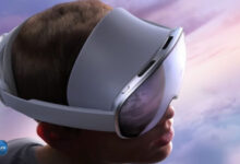 هدست گلکسی XR سامسونگ: رقیبی سرسخت برای ویژن پرو اپل با تکیه بر هوش مصنوعی و قیمت انتظارات یک ساله به پایان رسید و سامسونگ در رویداد گلکسی اکتبر ۲۰۲۵ از هدست واقعیت ترکیبی جدید خود یعنی گلکسی XR پرده‌برداری کرد. گرچه این دستگاه در نگاه اول شباهت‌هایی به طراحی اپل ویژن پرو (Apple Vision Pro) دارد، اما ویژگی‌های منحصر به فردی را ارائه می‌دهد که می‌تواند نه تنها به نفع هر دو شرکت، بلکه به سود کاربران این حوزه تمام شود. این معرفی نشان داد که سامسونگ قصد دارد با ارائه یک جایگزین هوشمند و قابل دسترس‌تر، به جدی‌ترین رقیب اپل در فضای واقعیت ترکیبی تبدیل شود. این رقابت در زمانی حساس رخ می‌دهد؛ جایی که داده‌ها نشان می‌دهند مقبولیت عمومی برای هدست‌های واقعیت مجازی (VR) هنوز به سطح گسترده نرسیده است. در سه ماهه دوم سال ۲۰۲۵، میزان عرضه جهانی هدست‌های واقعیت مجازی نسبت به سال گذشته ۲ درصد و نسبت به سه ماهه قبل ۱۵ درصد کاهش یافته است که نشان می‌دهد اغلب مردم هنوز دلیل محکمی برای مالکیت این دستگاه‌ها نمی‌بینند. در این فضا، سامسونگ با تمرکز بر قابلیت‌های کلیدی و یک مزیت بزرگ در بحث قیمت، وارد میدان شده است. هوش مصنوعی چندوجهی: قلب تپنده گلکسی XR یکی از مهم‌ترین عواملی که هدست گلکسی XR را از دیگر محصولات متمایز می‌کند، تمرکز عمیق آن بر هوش مصنوعی چندوجهی (Multimodal AI) است. سامسونگ با همکاری گوگل و کوالکام، این دستگاه را بر بستر جدید پلتفرم اندروید XR ساخته و جمینی (Gemini) را مستقیماً در سیستم عامل آن ادغام کرده است. این یکپارچگی به گلکسی XR اجازه می‌دهد بیش از یک ابزار صرف، بلکه به عنوان یک همراه هوشمند عمل کند. هدست گلکسی XR می‌تواند محیط اطراف کاربر را درک کند، زیرا آنچه کاربر می‌بیند و می‌شنود را مشاهده و پردازش می‌کند و در نتیجه، به صدا، دید و حرکات به طور طبیعی واکنش نشان می‌دهد. علاوه بر این، سامسونگ قابلیت محبوب Galaxy AI خود یعنی دایره برای جستجو (Circle to Search) را به این هدست آورده است. به لطف فناوری عبور ویدیو (video pass-through) کاربر می‌تواند دنیای واقعی اطرافش را ببیند و کافی است با دست خود دایره‌ای دور هر شیء یا مفهومی که می‌بیند بکشد تا بلافاصله اطلاعات مربوطه را دریافت کند؛ بدون اینکه لازم باشد کار خود را متوقف کرده یا از فضای فعلی خارج شود. طراحی سبک‌تر و قیمت اقتصادی‌تر در حوزه سخت‌افزار، سامسونگ رویکردی متفاوت از اپل اتخاذ کرده است. در حالی که ویژن پرو اپل حسی لوکس و ممتاز دارد، گلکسی XR ظاهری پلاستیکی‌تر و کمتر "پرمیوم" به نمایش می‌گذارد. با این حال، سامسونگ در بحث راحتی گامی مثبت برداشته است؛ وزن این هدست ۵۴۵ گرم (حدود ۱.۲ پوند) بوده و وزن باتری خارجی آن ۳۰۲ گرم (حدود ۰.۶۷ پوند) است. این وزن کلی به طور قابل توجهی سبک‌تر از هدست ویژن پرو M5 است که وزنی بین ۷۵۰ تا ۸۰۰ گرم دارد. طراحی متعادل قاب گلکسی XR به گونه‌ای است که فشار را در سراسر پیشانی و پشت سر توزیع کرده و به حفظ ثبات و راحتی دستگاه کمک می‌کند. شاید بزرگ‌ترین برتری سامسونگ، همان‌طور که انتظار می‌رفت، در بحث قیمت باشد. هدست گلکسی XR با قیمت ۱,۷۹۹ دلار عرضه می‌شود که ۱,۷۰۰ دلار ارزان‌تر از قیمت ویژن پرو M5 اپل است. این تفاوت قیمت عظیم می‌تواند طیف وسیعی از خریداران را به سمت سامسونگ سوق دهد. علاوه بر قیمت پایین‌تر، سامسونگ و گوگل برای جذب خریداران بیشتر، یک "بسته کاوشگر" (explorer pack) همراه با هر هدست ارائه می‌کنند که شامل یک سال اشتراک Google AI Pro، Google Play Pass، YouTube Premium، سه ماه YouTube TV با قیمت ۱ دلار در ماه، و همچنین یک فصل کامل اشتراک NBA League Pass است.