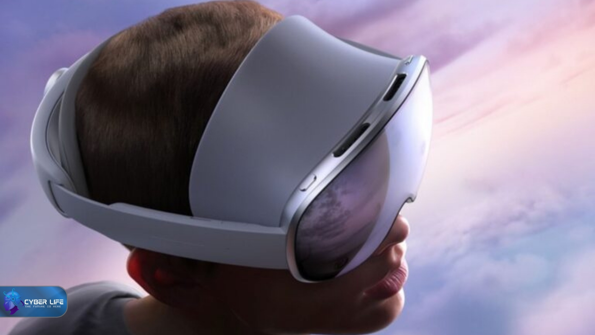 هدست گلکسی XR سامسونگ: رقیبی سرسخت برای ویژن پرو اپل با تکیه بر هوش مصنوعی و قیمت انتظارات یک ساله به پایان رسید و سامسونگ در رویداد گلکسی اکتبر ۲۰۲۵ از هدست واقعیت ترکیبی جدید خود یعنی گلکسی XR پردهبرداری کرد. گرچه این دستگاه در نگاه اول شباهتهایی به طراحی اپل ویژن پرو (Apple Vision Pro) دارد، اما ویژگیهای منحصر به فردی را ارائه میدهد که میتواند نه تنها به نفع هر دو شرکت، بلکه به سود کاربران این حوزه تمام شود. این معرفی نشان داد که سامسونگ قصد دارد با ارائه یک جایگزین هوشمند و قابل دسترستر، به جدیترین رقیب اپل در فضای واقعیت ترکیبی تبدیل شود. این رقابت در زمانی حساس رخ میدهد؛ جایی که دادهها نشان میدهند مقبولیت عمومی برای هدستهای واقعیت مجازی (VR) هنوز به سطح گسترده نرسیده است. در سه ماهه دوم سال ۲۰۲۵، میزان عرضه جهانی هدستهای واقعیت مجازی نسبت به سال گذشته ۲ درصد و نسبت به سه ماهه قبل ۱۵ درصد کاهش یافته است که نشان میدهد اغلب مردم هنوز دلیل محکمی برای مالکیت این دستگاهها نمیبینند. در این فضا، سامسونگ با تمرکز بر قابلیتهای کلیدی و یک مزیت بزرگ در بحث قیمت، وارد میدان شده است. هوش مصنوعی چندوجهی: قلب تپنده گلکسی XR یکی از مهمترین عواملی که هدست گلکسی XR را از دیگر محصولات متمایز میکند، تمرکز عمیق آن بر هوش مصنوعی چندوجهی (Multimodal AI) است. سامسونگ با همکاری گوگل و کوالکام، این دستگاه را بر بستر جدید پلتفرم اندروید XR ساخته و جمینی (Gemini) را مستقیماً در سیستم عامل آن ادغام کرده است. این یکپارچگی به گلکسی XR اجازه میدهد بیش از یک ابزار صرف، بلکه به عنوان یک همراه هوشمند عمل کند. هدست گلکسی XR میتواند محیط اطراف کاربر را درک کند، زیرا آنچه کاربر میبیند و میشنود را مشاهده و پردازش میکند و در نتیجه، به صدا، دید و حرکات به طور طبیعی واکنش نشان میدهد. علاوه بر این، سامسونگ قابلیت محبوب Galaxy AI خود یعنی دایره برای جستجو (Circle to Search) را به این هدست آورده است. به لطف فناوری عبور ویدیو (video pass-through) کاربر میتواند دنیای واقعی اطرافش را ببیند و کافی است با دست خود دایرهای دور هر شیء یا مفهومی که میبیند بکشد تا بلافاصله اطلاعات مربوطه را دریافت کند؛ بدون اینکه لازم باشد کار خود را متوقف کرده یا از فضای فعلی خارج شود. طراحی سبکتر و قیمت اقتصادیتر در حوزه سختافزار، سامسونگ رویکردی متفاوت از اپل اتخاذ کرده است. در حالی که ویژن پرو اپل حسی لوکس و ممتاز دارد، گلکسی XR ظاهری پلاستیکیتر و کمتر "پرمیوم" به نمایش میگذارد. با این حال، سامسونگ در بحث راحتی گامی مثبت برداشته است؛ وزن این هدست ۵۴۵ گرم (حدود ۱.۲ پوند) بوده و وزن باتری خارجی آن ۳۰۲ گرم (حدود ۰.۶۷ پوند) است. این وزن کلی به طور قابل توجهی سبکتر از هدست ویژن پرو M5 است که وزنی بین ۷۵۰ تا ۸۰۰ گرم دارد. طراحی متعادل قاب گلکسی XR به گونهای است که فشار را در سراسر پیشانی و پشت سر توزیع کرده و به حفظ ثبات و راحتی دستگاه کمک میکند. شاید بزرگترین برتری سامسونگ، همانطور که انتظار میرفت، در بحث قیمت باشد. هدست گلکسی XR با قیمت ۱,۷۹۹ دلار عرضه میشود که ۱,۷۰۰ دلار ارزانتر از قیمت ویژن پرو M5 اپل است. این تفاوت قیمت عظیم میتواند طیف وسیعی از خریداران را به سمت سامسونگ سوق دهد. علاوه بر قیمت پایینتر، سامسونگ و گوگل برای جذب خریداران بیشتر، یک "بسته کاوشگر" (explorer pack) همراه با هر هدست ارائه میکنند که شامل یک سال اشتراک Google AI Pro، Google Play Pass، YouTube Premium، سه ماه YouTube TV با قیمت ۱ دلار در ماه، و همچنین یک فصل کامل اشتراک NBA League Pass است.