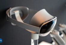 هدست گلکسی XR سامسونگ: رقیبی سرسخت برای ویژن پرو اپل با تکیه بر هوش مصنوعی و قیمت انتظارات یک ساله به پایان رسید و سامسونگ در رویداد گلکسی اکتبر ۲۰۲۵ از هدست واقعیت ترکیبی جدید خود یعنی گلکسی XR پرده‌برداری کرد. گرچه این دستگاه در نگاه اول شباهت‌هایی به طراحی اپل ویژن پرو (Apple Vision Pro) دارد، اما ویژگی‌های منحصر به فردی را ارائه می‌دهد که می‌تواند نه تنها به نفع هر دو شرکت، بلکه به سود کاربران این حوزه تمام شود. این معرفی نشان داد که سامسونگ قصد دارد با ارائه یک جایگزین هوشمند و قابل دسترس‌تر، به جدی‌ترین رقیب اپل در فضای واقعیت ترکیبی تبدیل شود. این رقابت در زمانی حساس رخ می‌دهد؛ جایی که داده‌ها نشان می‌دهند مقبولیت عمومی برای هدست‌های واقعیت مجازی (VR) هنوز به سطح گسترده نرسیده است. در سه ماهه دوم سال ۲۰۲۵، میزان عرضه جهانی هدست‌های واقعیت مجازی نسبت به سال گذشته ۲ درصد و نسبت به سه ماهه قبل ۱۵ درصد کاهش یافته است که نشان می‌دهد اغلب مردم هنوز دلیل محکمی برای مالکیت این دستگاه‌ها نمی‌بینند. در این فضا، سامسونگ با تمرکز بر قابلیت‌های کلیدی و یک مزیت بزرگ در بحث قیمت، وارد میدان شده است. هوش مصنوعی چندوجهی: قلب تپنده گلکسی XR یکی از مهم‌ترین عواملی که هدست گلکسی XR را از دیگر محصولات متمایز می‌کند، تمرکز عمیق آن بر هوش مصنوعی چندوجهی (Multimodal AI) است. سامسونگ با همکاری گوگل و کوالکام، این دستگاه را بر بستر جدید پلتفرم اندروید XR ساخته و جمینی (Gemini) را مستقیماً در سیستم عامل آن ادغام کرده است. این یکپارچگی به گلکسی XR اجازه می‌دهد بیش از یک ابزار صرف، بلکه به عنوان یک همراه هوشمند عمل کند. هدست گلکسی XR می‌تواند محیط اطراف کاربر را درک کند، زیرا آنچه کاربر می‌بیند و می‌شنود را مشاهده و پردازش می‌کند و در نتیجه، به صدا، دید و حرکات به طور طبیعی واکنش نشان می‌دهد. علاوه بر این، سامسونگ قابلیت محبوب Galaxy AI خود یعنی دایره برای جستجو (Circle to Search) را به این هدست آورده است. به لطف فناوری عبور ویدیو (video pass-through) کاربر می‌تواند دنیای واقعی اطرافش را ببیند و کافی است با دست خود دایره‌ای دور هر شیء یا مفهومی که می‌بیند بکشد تا بلافاصله اطلاعات مربوطه را دریافت کند؛ بدون اینکه لازم باشد کار خود را متوقف کرده یا از فضای فعلی خارج شود. طراحی سبک‌تر و قیمت اقتصادی‌تر در حوزه سخت‌افزار، سامسونگ رویکردی متفاوت از اپل اتخاذ کرده است. در حالی که ویژن پرو اپل حسی لوکس و ممتاز دارد، گلکسی XR ظاهری پلاستیکی‌تر و کمتر "پرمیوم" به نمایش می‌گذارد. با این حال، سامسونگ در بحث راحتی گامی مثبت برداشته است؛ وزن این هدست ۵۴۵ گرم (حدود ۱.۲ پوند) بوده و وزن باتری خارجی آن ۳۰۲ گرم (حدود ۰.۶۷ پوند) است. این وزن کلی به طور قابل توجهی سبک‌تر از هدست ویژن پرو M5 است که وزنی بین ۷۵۰ تا ۸۰۰ گرم دارد. طراحی متعادل قاب گلکسی XR به گونه‌ای است که فشار را در سراسر پیشانی و پشت سر توزیع کرده و به حفظ ثبات و راحتی دستگاه کمک می‌کند. شاید بزرگ‌ترین برتری سامسونگ، همان‌طور که انتظار می‌رفت، در بحث قیمت باشد. هدست گلکسی XR با قیمت ۱,۷۹۹ دلار عرضه می‌شود که ۱,۷۰۰ دلار ارزان‌تر از قیمت ویژن پرو M5 اپل است. این تفاوت قیمت عظیم می‌تواند طیف وسیعی از خریداران را به سمت سامسونگ سوق دهد. علاوه بر قیمت پایین‌تر، سامسونگ و گوگل برای جذب خریداران بیشتر، یک "بسته کاوشگر" (explorer pack) همراه با هر هدست ارائه می‌کنند که شامل یک سال اشتراک Google AI Pro، Google Play Pass، YouTube Premium، سه ماه YouTube TV با قیمت ۱ دلار در ماه، و همچنین یک فصل کامل اشتراک NBA League Pass است.