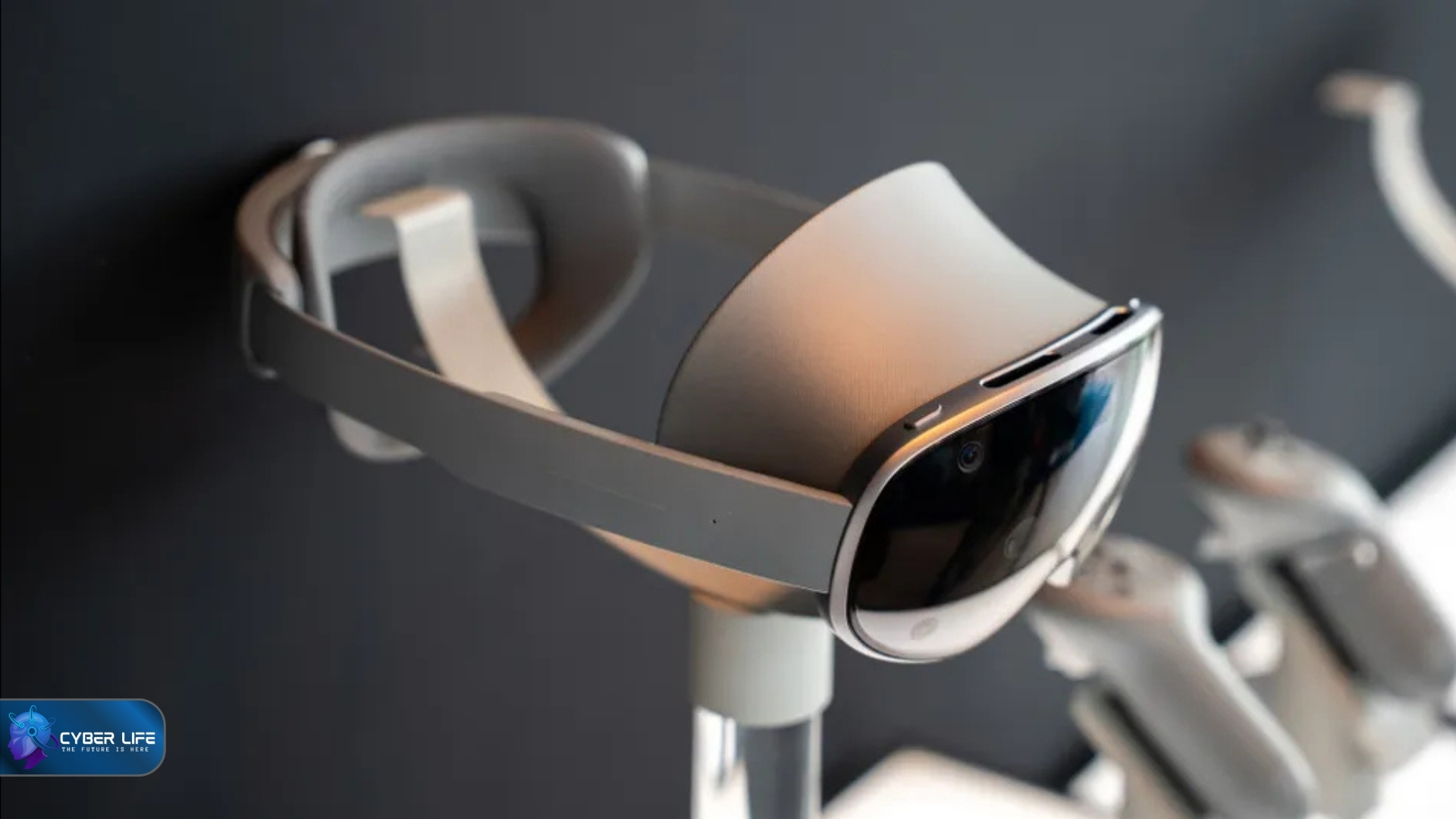 هدست گلکسی XR سامسونگ: رقیبی سرسخت برای ویژن پرو اپل با تکیه بر هوش مصنوعی و قیمت انتظارات یک ساله به پایان رسید و سامسونگ در رویداد گلکسی اکتبر ۲۰۲۵ از هدست واقعیت ترکیبی جدید خود یعنی گلکسی XR پردهبرداری کرد. گرچه این دستگاه در نگاه اول شباهتهایی به طراحی اپل ویژن پرو (Apple Vision Pro) دارد، اما ویژگیهای منحصر به فردی را ارائه میدهد که میتواند نه تنها به نفع هر دو شرکت، بلکه به سود کاربران این حوزه تمام شود. این معرفی نشان داد که سامسونگ قصد دارد با ارائه یک جایگزین هوشمند و قابل دسترستر، به جدیترین رقیب اپل در فضای واقعیت ترکیبی تبدیل شود. این رقابت در زمانی حساس رخ میدهد؛ جایی که دادهها نشان میدهند مقبولیت عمومی برای هدستهای واقعیت مجازی (VR) هنوز به سطح گسترده نرسیده است. در سه ماهه دوم سال ۲۰۲۵، میزان عرضه جهانی هدستهای واقعیت مجازی نسبت به سال گذشته ۲ درصد و نسبت به سه ماهه قبل ۱۵ درصد کاهش یافته است که نشان میدهد اغلب مردم هنوز دلیل محکمی برای مالکیت این دستگاهها نمیبینند. در این فضا، سامسونگ با تمرکز بر قابلیتهای کلیدی و یک مزیت بزرگ در بحث قیمت، وارد میدان شده است. هوش مصنوعی چندوجهی: قلب تپنده گلکسی XR یکی از مهمترین عواملی که هدست گلکسی XR را از دیگر محصولات متمایز میکند، تمرکز عمیق آن بر هوش مصنوعی چندوجهی (Multimodal AI) است. سامسونگ با همکاری گوگل و کوالکام، این دستگاه را بر بستر جدید پلتفرم اندروید XR ساخته و جمینی (Gemini) را مستقیماً در سیستم عامل آن ادغام کرده است. این یکپارچگی به گلکسی XR اجازه میدهد بیش از یک ابزار صرف، بلکه به عنوان یک همراه هوشمند عمل کند. هدست گلکسی XR میتواند محیط اطراف کاربر را درک کند، زیرا آنچه کاربر میبیند و میشنود را مشاهده و پردازش میکند و در نتیجه، به صدا، دید و حرکات به طور طبیعی واکنش نشان میدهد. علاوه بر این، سامسونگ قابلیت محبوب Galaxy AI خود یعنی دایره برای جستجو (Circle to Search) را به این هدست آورده است. به لطف فناوری عبور ویدیو (video pass-through) کاربر میتواند دنیای واقعی اطرافش را ببیند و کافی است با دست خود دایرهای دور هر شیء یا مفهومی که میبیند بکشد تا بلافاصله اطلاعات مربوطه را دریافت کند؛ بدون اینکه لازم باشد کار خود را متوقف کرده یا از فضای فعلی خارج شود. طراحی سبکتر و قیمت اقتصادیتر در حوزه سختافزار، سامسونگ رویکردی متفاوت از اپل اتخاذ کرده است. در حالی که ویژن پرو اپل حسی لوکس و ممتاز دارد، گلکسی XR ظاهری پلاستیکیتر و کمتر "پرمیوم" به نمایش میگذارد. با این حال، سامسونگ در بحث راحتی گامی مثبت برداشته است؛ وزن این هدست ۵۴۵ گرم (حدود ۱.۲ پوند) بوده و وزن باتری خارجی آن ۳۰۲ گرم (حدود ۰.۶۷ پوند) است. این وزن کلی به طور قابل توجهی سبکتر از هدست ویژن پرو M5 است که وزنی بین ۷۵۰ تا ۸۰۰ گرم دارد. طراحی متعادل قاب گلکسی XR به گونهای است که فشار را در سراسر پیشانی و پشت سر توزیع کرده و به حفظ ثبات و راحتی دستگاه کمک میکند. شاید بزرگترین برتری سامسونگ، همانطور که انتظار میرفت، در بحث قیمت باشد. هدست گلکسی XR با قیمت ۱,۷۹۹ دلار عرضه میشود که ۱,۷۰۰ دلار ارزانتر از قیمت ویژن پرو M5 اپل است. این تفاوت قیمت عظیم میتواند طیف وسیعی از خریداران را به سمت سامسونگ سوق دهد. علاوه بر قیمت پایینتر، سامسونگ و گوگل برای جذب خریداران بیشتر، یک "بسته کاوشگر" (explorer pack) همراه با هر هدست ارائه میکنند که شامل یک سال اشتراک Google AI Pro، Google Play Pass، YouTube Premium، سه ماه YouTube TV با قیمت ۱ دلار در ماه، و همچنین یک فصل کامل اشتراک NBA League Pass است.