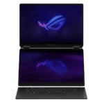 نمای روبه‌روی لپ تاپ ایسوس ROG Zephyrus Duo GX651AX با دو صفحه نمایش روشن